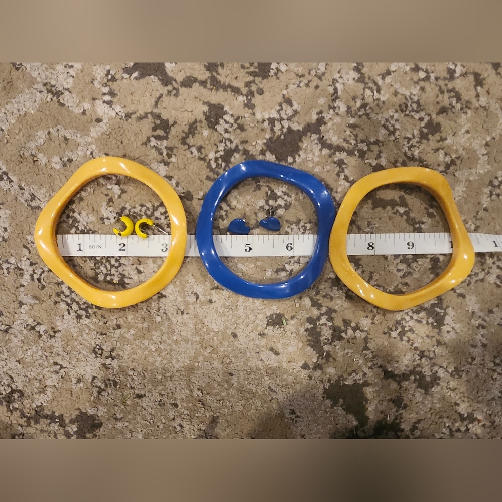 Vintage 1950s Early Plastic Wavy Blue and Yellow Bangles With Matching Earrings - Picture 11 of 11
